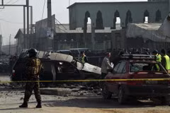 Lực lượng an ninh Afghanistan điều tra tại hiện trường một vụ đánh bom ở khu vực Dasht-E-Barchi, Kabul. (Ảnh: AFP/TTXVN)