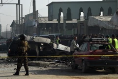 Lực lượng an ninh Afghanistan điều tra tại hiện trường một vụ đánh bom ở khu vực Dasht-E-Barchi, Kabul. (Ảnh: AFP/TTXVN)