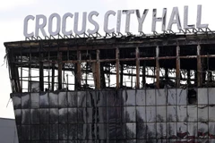 Trung tâm Crocus City Hall ở ngoại ô Moskva, Nga cháy rụi sau vụ tấn công khủng bố, ngày 26/3/2024. (Ảnh: AFP/TTXVN)