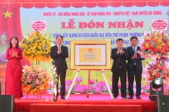 Phó Chủ tịch UBND thành phố Hải Phòng Lê Khắc Nam (thứ 2 từ trái sang) trao Bằng xếp hạng Di tích Quốc gia Đền thờ Phạm Thượng Quận. (Ảnh: Minh Thu/TTXVN)