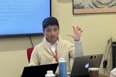 Tiến sỹ Lê Nam Trung Hiếu đang thuyết trình tại hội thảo. (Ảnh: Kiều Trang/TTXVN)