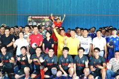 Đại sứ Việt Nam tại Malaysia Đinh Ngọc Linh (áo đỏ) chụp ảnh kỷ niệm cùng các cầu thủ tham dự giải bóng đá của cộng đồng người Việt tại Malaysia. (Ảnh: Hằng Linh/TTXVN)