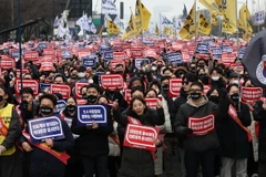 Các bác sỹ tham gia tuần hành phản đối kế hoạch tăng chỉ tiêu tuyển sinh ngành y tại Seoul, Hàn Quốc, ngày 3/3/2024. (Ảnh: Yonhap/TTXVN)