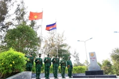 Các chiến sỹ biên phòng làm nhiệm vụ tại Cột mốc biên giới Việt Nam-Campuchia. (Ảnh: Hồng Đạt/TTXVN)