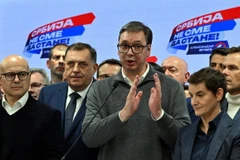 Tổng thống Serbia Aleksandar Vucic (giữa) phát biểu với báo giới tại trụ sở đảng Tiến bộ Serbia (SNS) ở Belgrade, ngày 17/12/2023. (Ảnh: AFP/TTXVN)