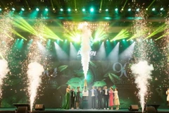 Ban Giám đốc và Nhà phân phối lãnh đạo Amway Việt Nam chúc mừng Nutrilite 90 năm hành trình phát triển và phụng sự sức khỏe người tiêu dùng.