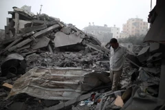 Cảnh đổ nát sau không kích của Israel xuống trại tị nạn Maghazi ở Dải Gaza, ngày 4/4/2024. (Ảnh: THX/TTXVN)