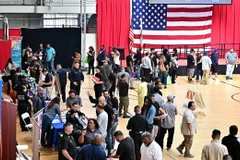 Người lao động xin việc tại hội chợ việc làm ở Los Angeles, bang California, Mỹ ngày 2/11/2023. (Ảnh: AFP/TTXVN)