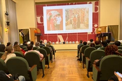 Phong tục Tết Việt Nam được giới thiệu song ngữ đến các bạn nước ngoài tại Viện Pushkin. (Ảnh: TâmHằng/TTXVN)