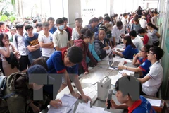 Thí sinh đến rút, nộp hồ sơ xét tuyển nguyện vọng 1 ở Trường Đại học Công Nghiệp Thành phố Hồ Chí Minh sáng 20/8. (Ảnh: Phương Vy/TTXVN)