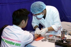 Người dân xét nghiệm HIV. (Ảnh: TTXVN)