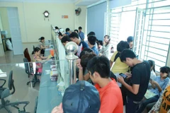 Thí sinh chờ đợi làm thủ tục tại Đại học Công nghiệp Hà Nội. (Ảnh: Lê Minh Sơn/Vietnam+)