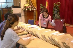 Thí sinh làm thủ tục rút hồ sơ tại Đại học Kinh tế quốc dân. (Ảnh: PM/Vietnam+)