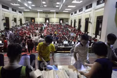 Thí sinh làm thủ tục rút hồ sơ tại Đại học Kinh tế quốc dân. (Ảnh: Lê Doãn Đức/Vietnam+)