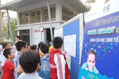 Thí sinh tra cứu thông tin trước giờ thi. (Nguồn: BTC)