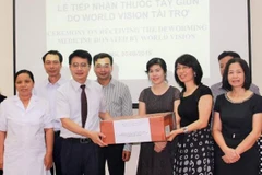 Tổ chức Tầm nhìn thế giới trao thuốc tẩy giun cho đại diện Viện Sốt rét, ký sinh trùng và côn trùng Trung ương. (Ảnh: BTC)