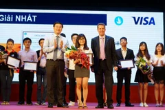 Ban tổ chức trao thưởng cho đại diện đội đoạt giải nhất. (Ảnh: BCT