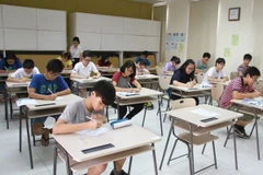 Ngay sau lễ khai mạc, các thí sinh đã bước vào phòng thi. (Ảnh: IIG)