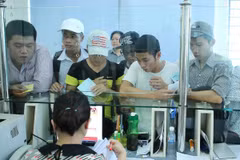 Thí sinh làm thủ tục xét tuyển tại Đại học Công nghiệp Hà Nội. (Ảnh: Lê Minh Sơn/Vietnam+)