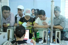 Thí sinh làm thủ tục xét tuyển tại Đại học Công nghiệp Hà Nội. (Ảnh: Lê Minh Sơn/Vietnam+)