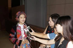 Cô giáo Lò Thị Dinh trả lời phỏng vấn báo chí bên lề đại hội thi đua yêu nước ngành giáo dục lần thứ 6. (Ảnh: CTV/Vietnam+)