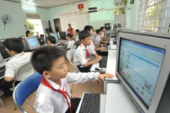 Các em học sinh học về kiến thức dinh dưỡng. (Ảnh: Nestlé)