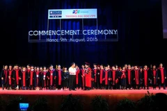 Hiệu trưởng Đại học FPT Đàm Quang Minh giao các tân kỹ sư cho doanh nghiệp. (Ảnh: Đại học FPT)