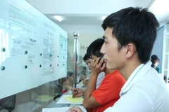 Thí sinh làm thủ tục xét tuyển tại Đại học Công nghiệp Hà Nội. (Ảnh: Lê Minh Sơn/Vietnam+)