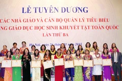 Các nhà giáo nhận bằng khen của Bộ Giáo dục và Đào tạo. (Ảnh: Quý Trung/TTXVN)