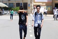 Thời tiết nắng nóng khiến thí sinh mệt mỏi. (Ảnh: Lê Minh Sơn/Vietnam+)