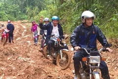 Những cung đường kinh hoàng của giáo viên cắm bản. (Ảnh: CTV/Vietnam+)