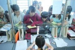 Thí sinh làm thủ tục tại Đại học Công nghiệp Hà Nội. (Ảnh: Lê Minh Sơn/Vietnam+)