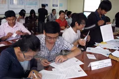 Thí sinh làm hồ sơ dự thi đại học. (Ảnh: Phương Vy/TTXVN)