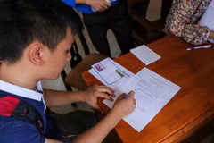 Thí sinh làm thủ tục xét tuyển tại Đại học Công nghiệp Hà Nội. (Ảnh: Lê Minh Sơn/Vietnam+)