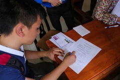 Thí sinh làm thủ tục xét tuyển tại Đại học Công nghiệp Hà Nội. (Ảnh: Lê Minh Sơn/Vietnam+)