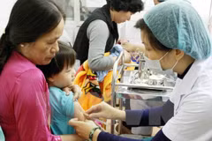 Nhân viên y tế tiêm chủng cho trẻ em. (Ảnh: TTXVN)
