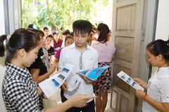 Thí sinh trao đổi bài sau giờ thi môn Địa lý. (Ảnh: TTXVN)