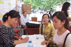 Những thí sinh cuối cùng nộp hồ sơ xét tuyển nguyện vọng một trực tiếp tại Học viện Công nghệ Bưu chính viễn thông. (Ảnh: Phạm Mai/Vietnam+)