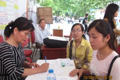 Những thí sinh cuối cùng nộp hồ sơ xét tuyển nguyện vọng một trực tiếp tại Học viện Công nghệ Bưu chính viễn thông. (Ảnh: Phạm Mai/Vietnam+)