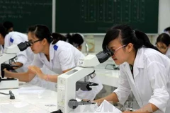 Giờ thực hành của sinh viên ngành y. (Ảnh minh họa: Phương Vy/TTXVN)