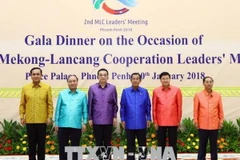 Tối 10/1/2018, tại thủ đô Phnompenh, Campuchia, Thủ tướng Nguyễn Xuân Phúc dự Gala Dinner Hội nghị Cấp cao Hợp tác Mekong - Lan Thương lần thứ hai với chủ đề “ Dòng sông hoà bình và phát triển bền vững của chúng ta”. Trong ảnh: Thủ tướng Nguyễn Xuân Phúc 