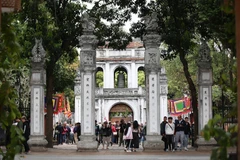 Văn Miếu Quốc Tử Giám là điểm tham quan thu hút rất đông du khách quốc tế. (Ảnh: Trọng Đạt/TTXVN)