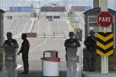 Lực lượng phòng vệ quốc gia Venezuela gác tại Urena, Venezuela, giáp giới Colombia sau khi khu vực này bị phong tỏa, ngày 20/2/2019. (Ảnh: AFP/TTXVN)