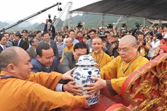 Lễ rước nước từ hồ Tam Chúc lên chùa Ngọc. (Ảnh: Thanh Tùng/TTXVN)