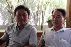 Hai cựu chiến binh Đào Thanh Hóa và Nguyễn Phước Hào kể lại những ngày bảo vệ biên giới phía Bắc năm 1979. (Ảnh: Lê Sen/TTXVN)