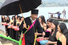 Lễ hội thể hiện tinh thần đoàn kết, tương thân tương ái, mang tính nhân văn sâu sắc và thân thiện của con người với tự nhiên. (Ảnh: TTXVN phát)