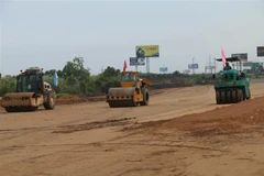 Khẩn trương thi công đoạn nút giao Thân Cửu Nghĩa (huyện Châu Thành). (Ảnh: Minh Trí/TTXVN)