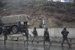 Binh sỹ Ấn Độ gác gần hiện trường vụ tấn công tại Jammu và Kashmir ngày 14/2. (Ảnh: THX/TTXVN)