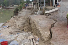 Đoạn đường thôn 1 Kênh Gà bị sụt lún. (Ảnh: Hải Yến/TTXVN)