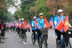 Diễu hành tuyên truyền Xây dựng nếp sống người Hà Nội thanh lịch, văn minh trên các tuyến phố. (Ảnh: TTXVN phát)